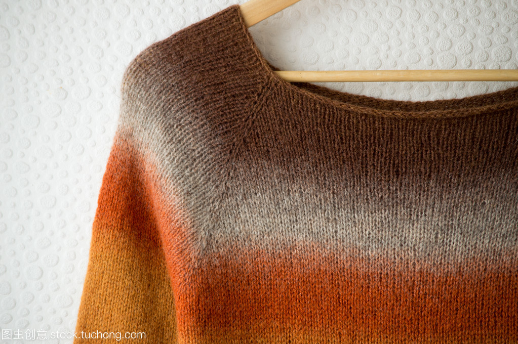 在白色背景上機架上的針織的產品